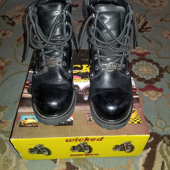 Boots - Picture 3 of 8